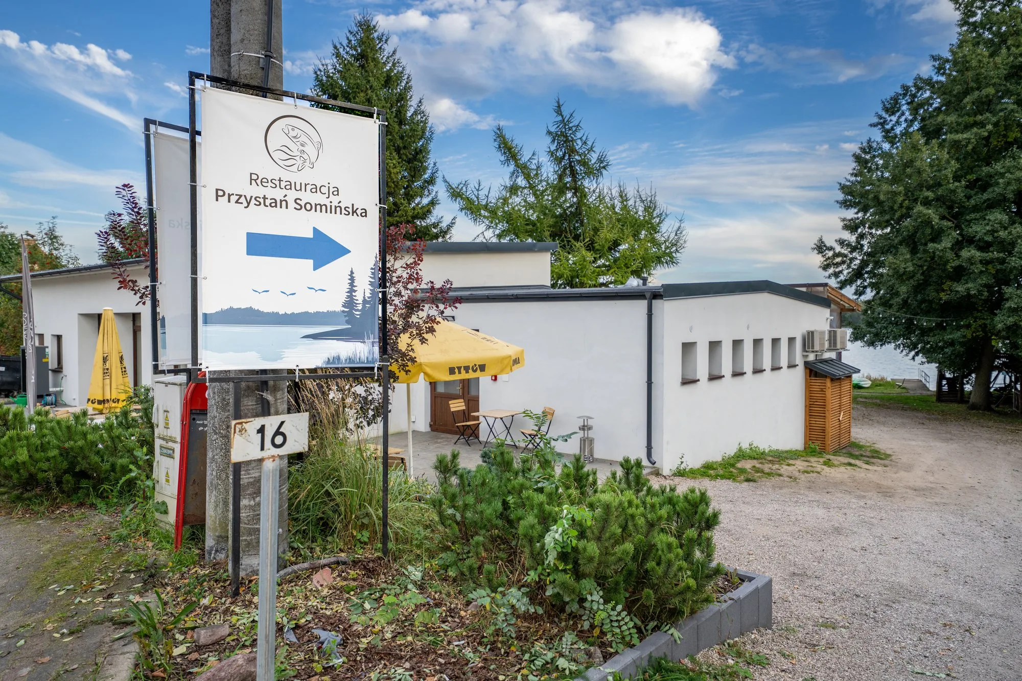 Drogowskaz Restauracja Przystań Somińska przy wjeździe