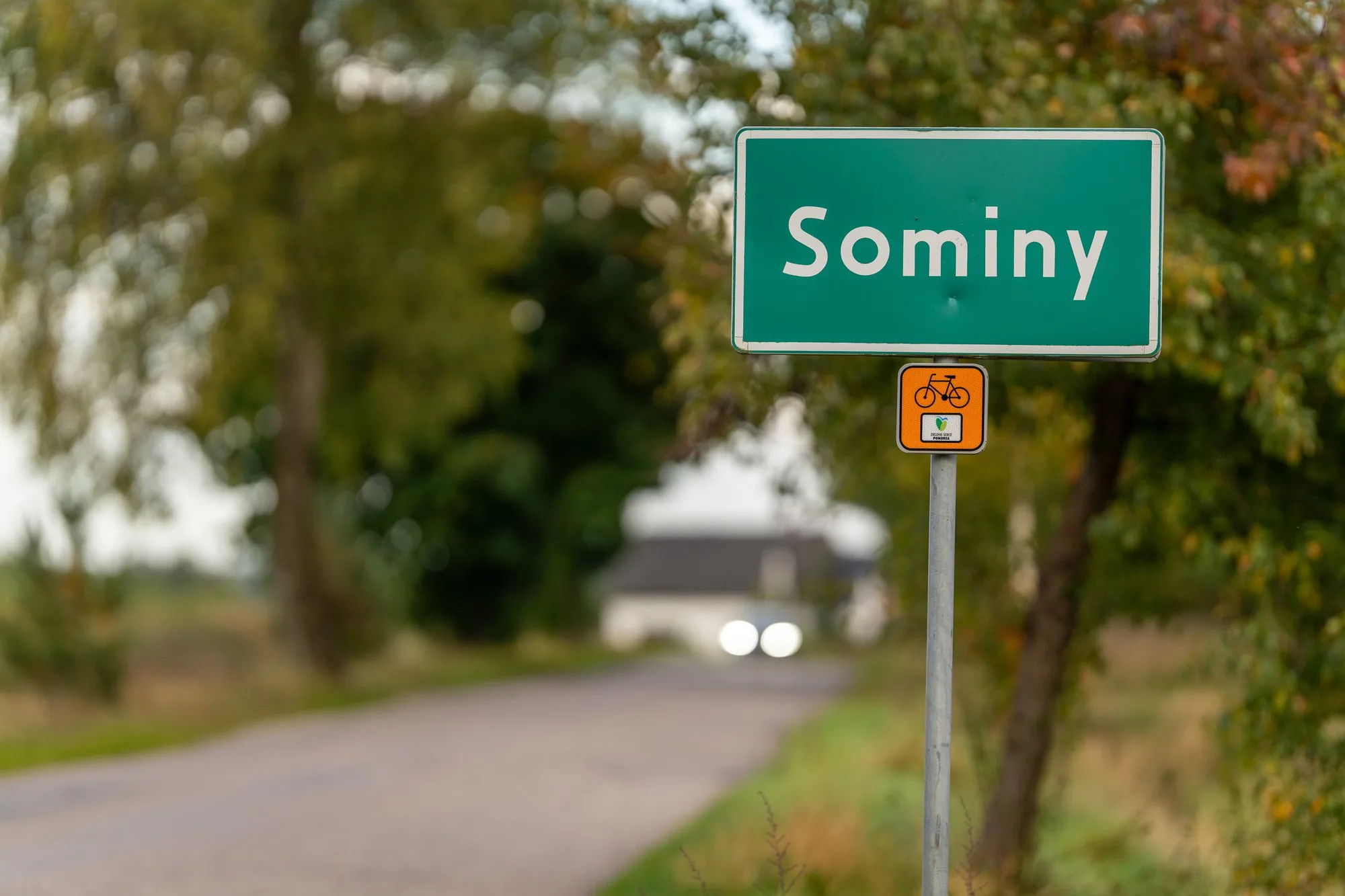 Tablica z nazwą miejscowości Sominy przy drodze