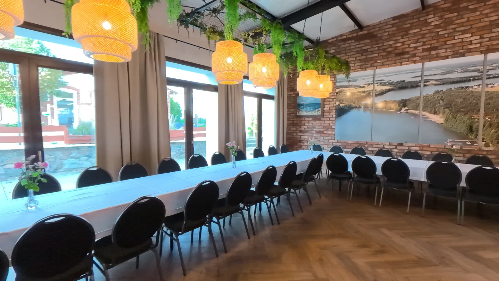 Duża sala z długimi stołami nakrytymi na przyjęcie, kadr ze spaceru 360
